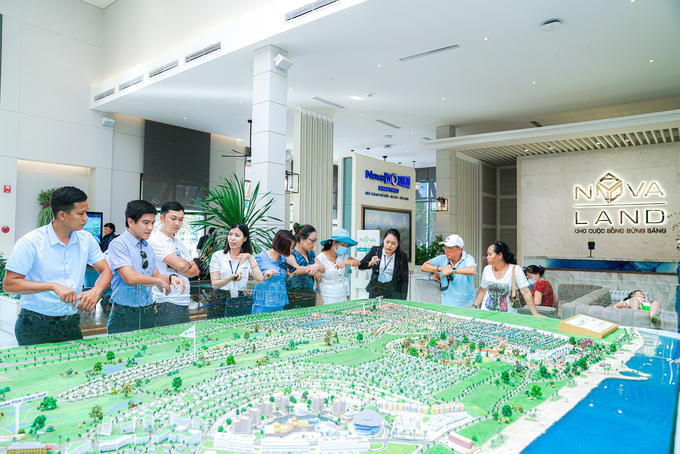 Tham gia tour trải nghiệm, các nhà đầu tư sẽ được ngắm nhìn toàn cảnh sa bàn dự án NovaWorld Phan Thiet, trải nghiệm thực tế các căn second home cũng như hệ tiện ích đa kết nối.