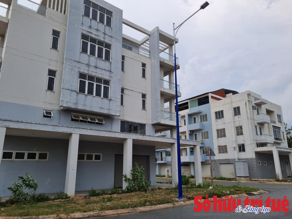 &nbsp;Khi công trình chưa sử dụng, các hạng mục bắt đầu có dấu hiệu xuống cấp.