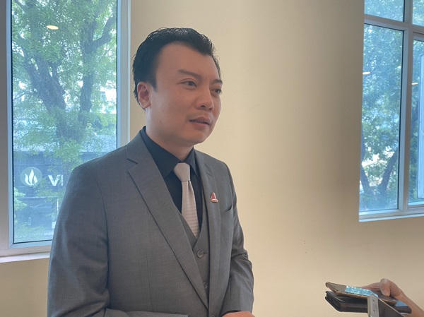 Ông Hoàng Liên Sơn- Tổng Giám đốc Alpha Real chia sẻ với phóng viên Tạp chí Doanh nghiệp Việt Nam. (Ảnh: Hà Anh). &nbsp;