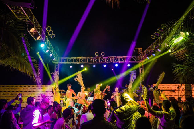 Không gian của bữa tiệc được khuấy động bằng màn DJ sôi động. Các khách mời &nbsp;cùng cô dâu chú rể&nbsp;cùng hòa nhịp trong những vũ điệu cuồng say, trao gửi cho nhau những tiếng cười, ,lời chúc hạnh phúc lứa đôi bền chặt cho cặp đôi tỷ phú.