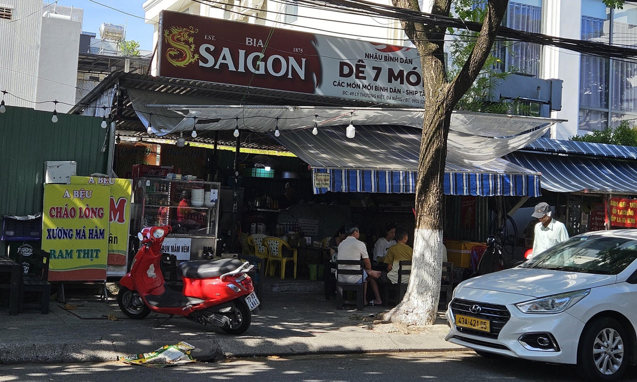 Lô đất 49 Lý Thường Kiệt đang được sử dụng kinh doanh quán nhậu bình dân.