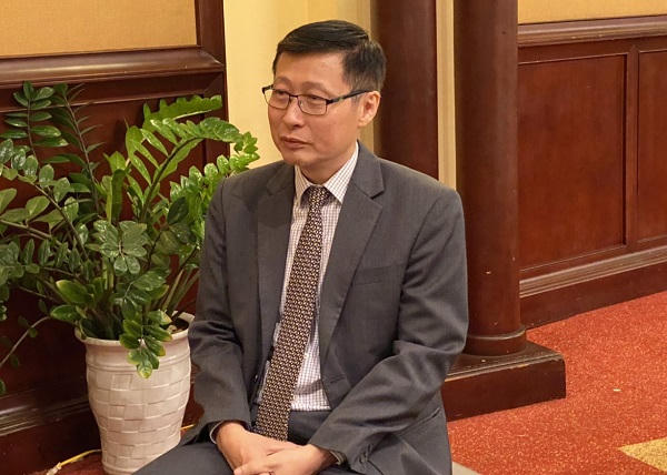 Ông Nguyễn Minh Cường, chuyên gia Kinh tế trưởng ADB chia sẻ bên lề buổi họp báo công bố Báo cáo Triển vọng phát triển châu Á (ADO 2022). (Ảnh: Hà Anh). &nbsp;