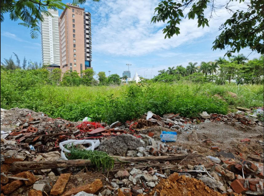 Khu đất “vàng” của Indevco ở TP Hạ Long sau 12 năm phê duyệt vẫn chỉ là bãi đất trống đầy cỏ dại (Ảnh: Báo Xây dựng)&nbsp; &nbsp;
