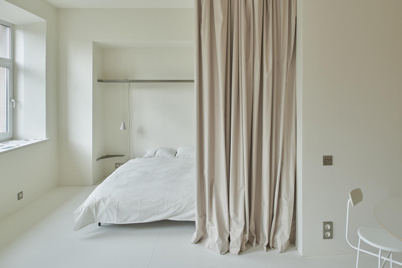 Vào ban đêm, một phần của không gian chung được ngăn cách bởi một tấm rèm, sau đó tạo thành một phòng ngủ.&nbsp;