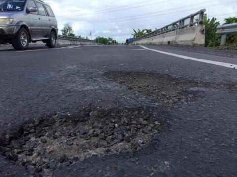 Hậu BOT, đường xuống cấp: Nhà đầu tư phải bảo hành?