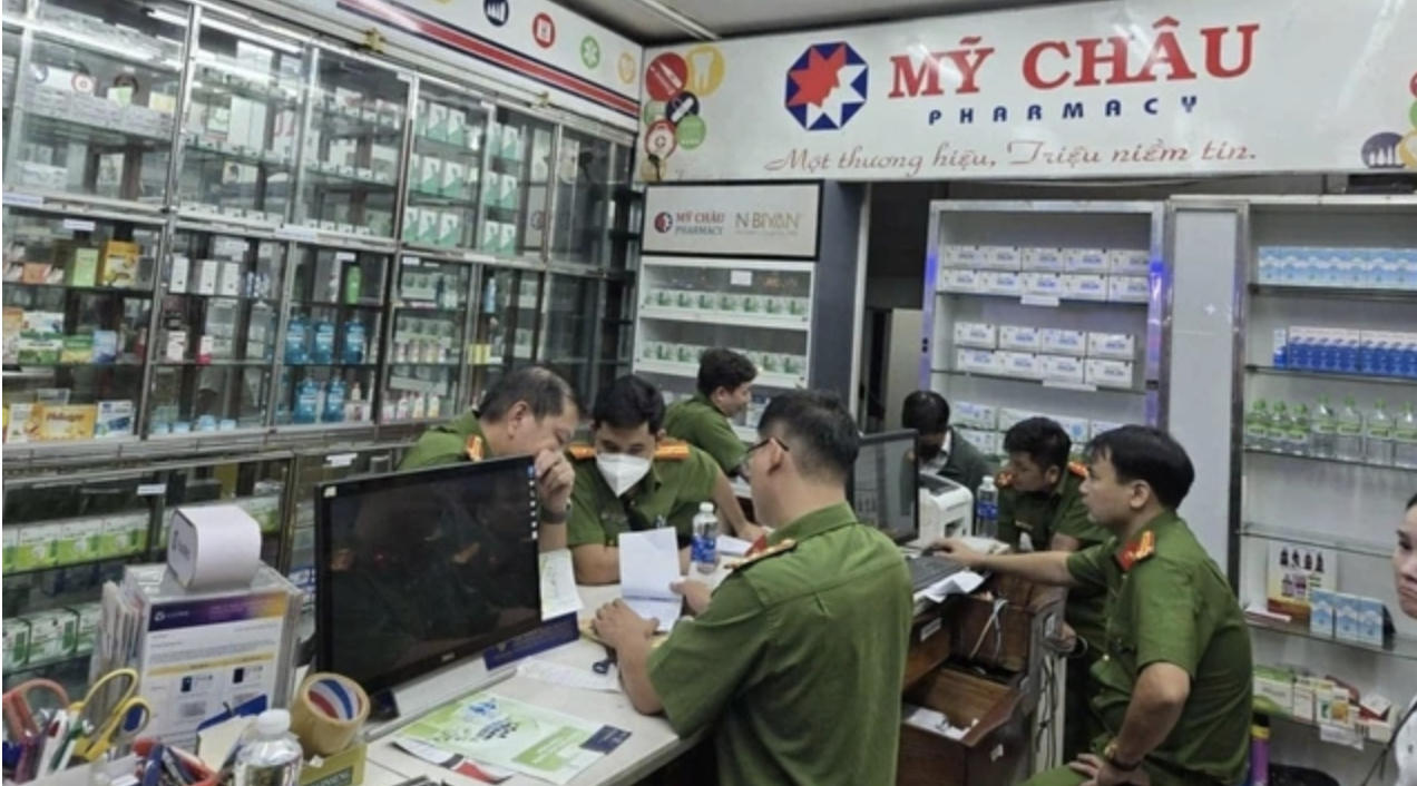 Cơ quan điều tra khám xét tại nhà thuốc Mỹ Châu.&nbsp;
