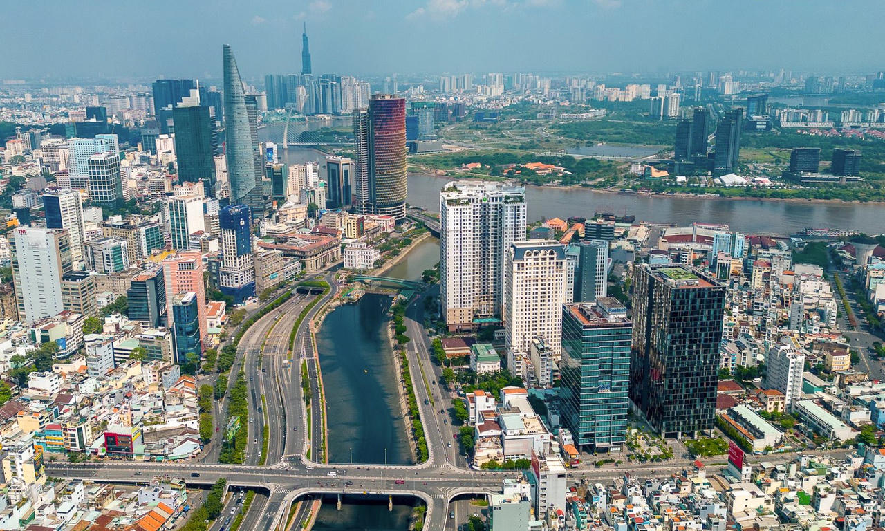 Theo các chuyên gia, quyền và lợi ích hợp pháp cho người mua nhà chung cư không được đảm bảo do việc ách tắc sổ hồng trong thời gian qua. (Ảnh minh họa)