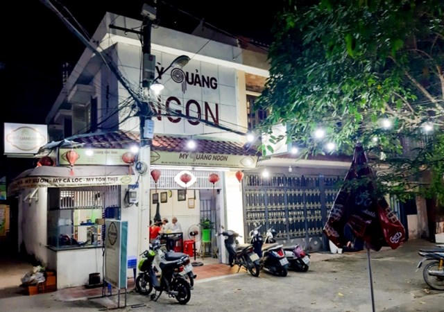  Không gian quán mỳ quảng của anh Thanh vào buổi tối Không gian quán mỳ quảng của anh Thanh vào buổi tối