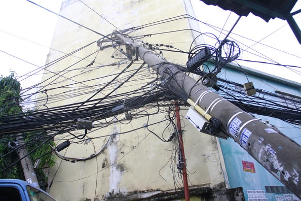 Cay do, mai nha sap, cot dien gay hang loat sau loc lon o Go Vap