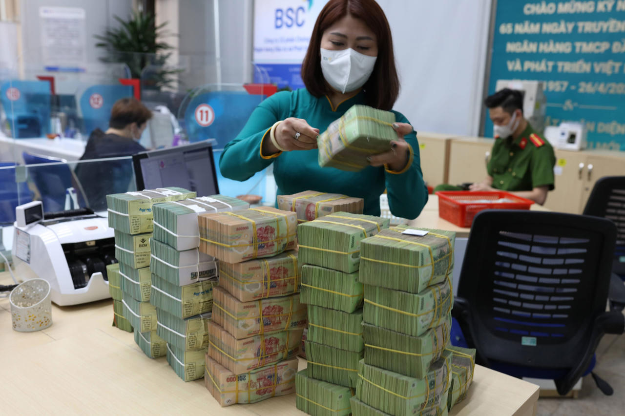 Nhiều ngân hàng tích cực đẩy vốn rẻ ra thị trường.