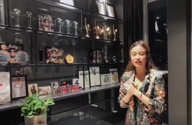 Căn phòng để trưng bày giải thưởng nghệ thuật của ca sĩ này. Ảnh: Eva.vn &nbsp;