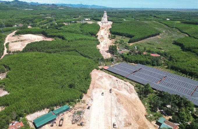 Trên tuyến còn một đoạn chưa hoàn thành xong công tác giải phóng mặt bằng. Ảnh: Internet &nbsp;