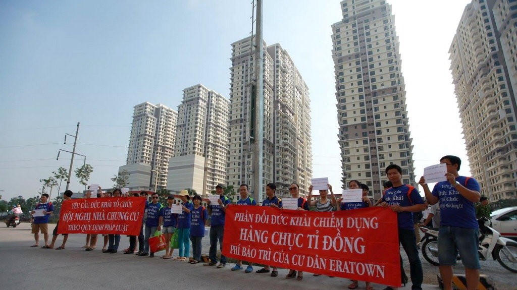 Người dân căng băng rôn đòi quyền lợi