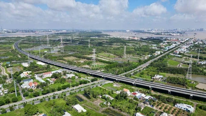 Cao tốc Bến Lức - Long Thành, đoạn qua đường Rừng Sác. Ảnh: Hữu Chánh