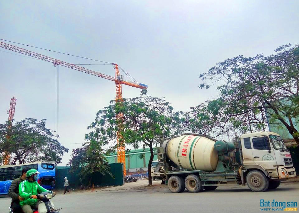 Hà Nội: Gần UBND quận Hoàng Mai, công trình rộng hơn 14.000m2 không phép vẫn xây dựng rầm rộ 