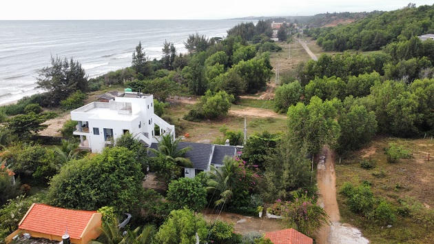 Phan Thiết: Biệt thự xây không phép giữa khu dân cư lụp xụp, tồi tàn