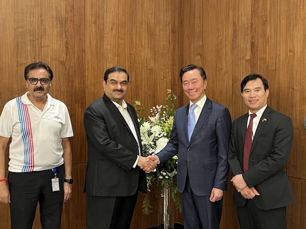 Đại sứ Phạm Sanh Châu và ông Gautam Adani - Chủ tịch tập đoàn Adani (đứng thứ hai bên trái) tại buổi làm việc. &nbsp;