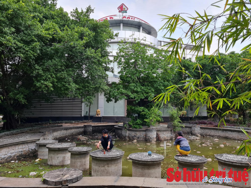 &nbsp;Vì căn nhà bỏ không, xuống cấp nên nhiều người dân vào đây để câu cá.