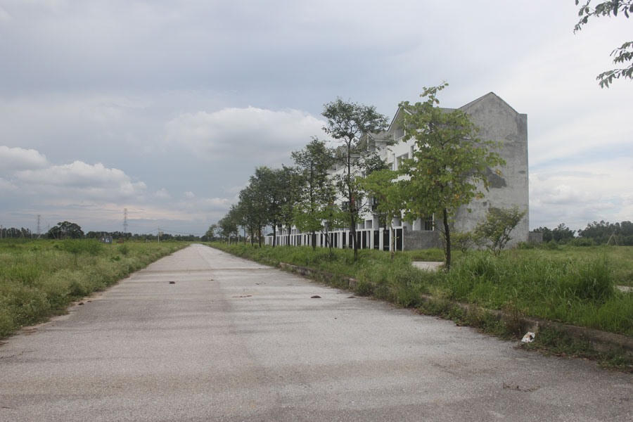 Tại Mê Linh, nhiều dự án còn dang dở, nhà xây xong không có người ở, trông như những “khu đô thị ma”. Ảnh: CHÍ VƯƠNG