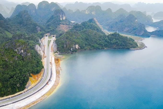 Chiêm ngưỡng cung đường uốn lượn bao Biển Hạ Long - Cẩm Phả 4 làn xe chạy trị giá 500 tỷ