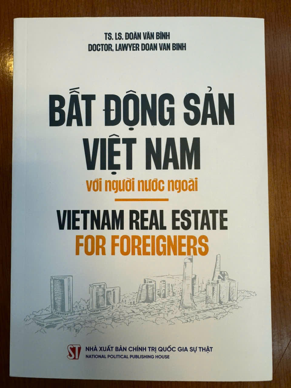 Cuốn sách song ngữ Việt - Anh: “Bất động sản Việt Nam với người nước ngoài - Vietnam Real Estate For Foreigners”