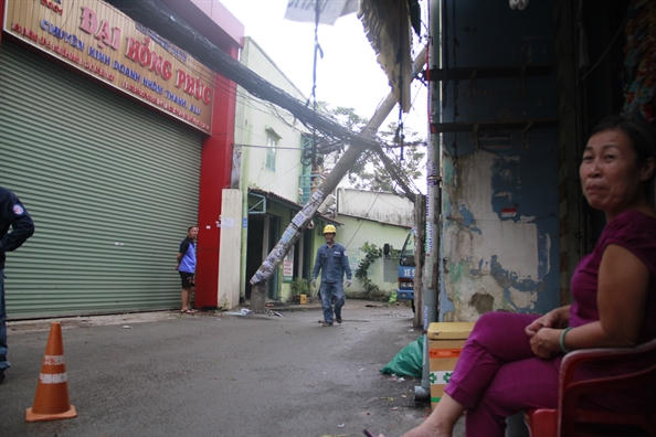 Cay do, mai nha sap, cot dien gay hang loat sau loc lon o Go Vap