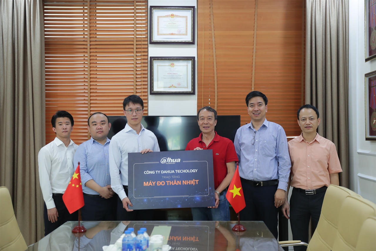 DaHua tặng máy đo thân nhiệt cho trường ĐH Công nghệ - ĐH Quốc gia Hà Nội.