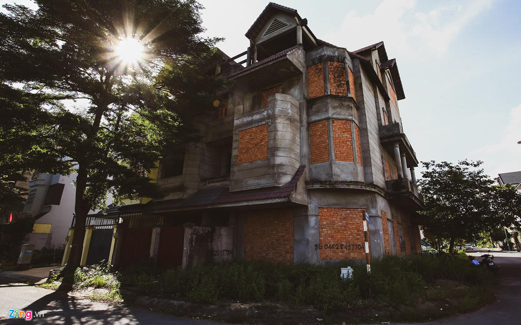 Loạt biệt thự tiền tỷ bỏ hoang cả 10 năm cạnh cao tốc ở quận 9