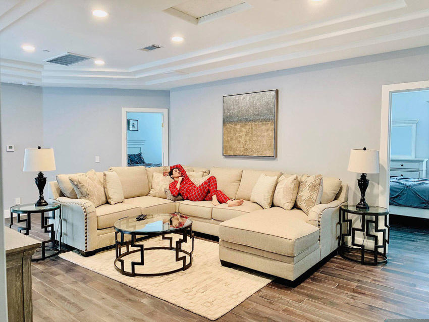 Ngoài không gian chính với phòng ngủ, phòng khách sang trọng, tư gia ở Mỹ của Lệ Quyên còn có khu vực hồ nước và vườn thiết kế theo phong cách Á đông.