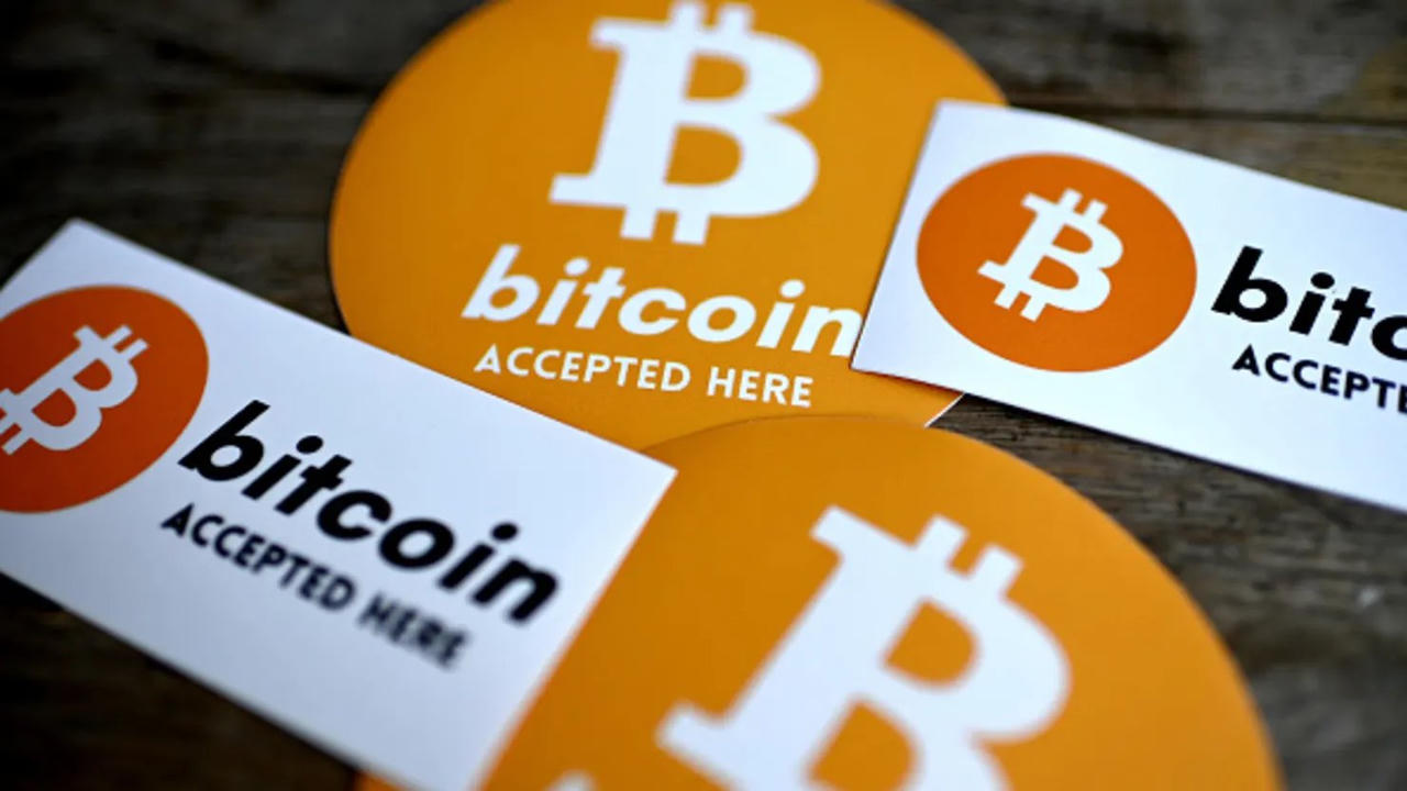 Các nhãn dán Bitcoin tại quán bar và nhà máy bia La Fracasse ở Talence, ngoại ô Bordeaux, tây nam nước Pháp vào ngày 26/6/2025. (Ảnh: Christophe Archambault/AFP/ Getty Images) &nbsp;