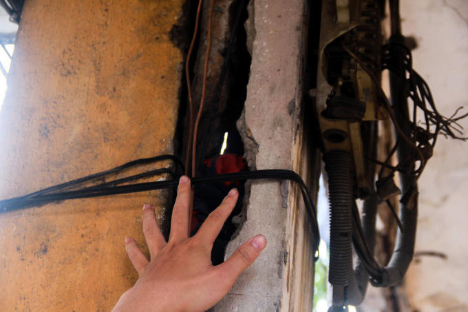 Người Sài Gòn sống trong chung cư xuống cấp, tường nhà nứt toác phải cột bằng dây kẽm, đổ sập bất cứ lúc nào