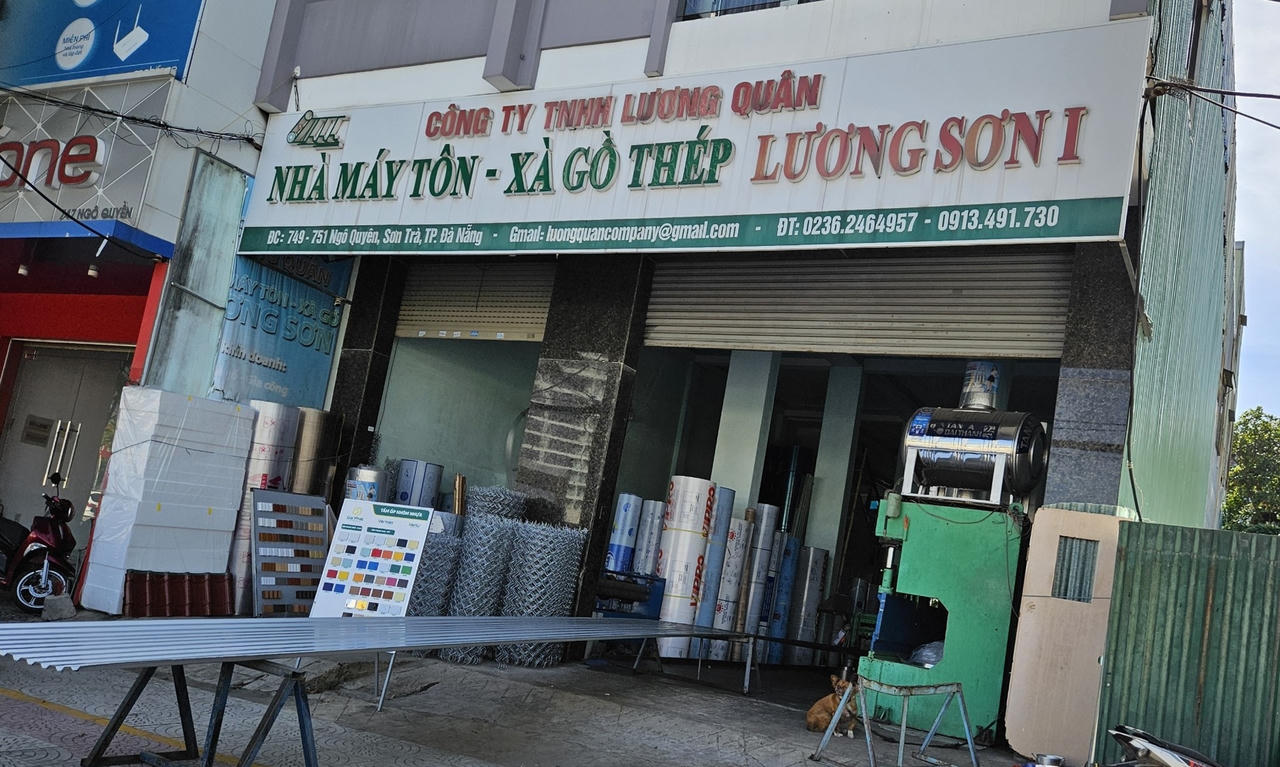 Lô đất 751 Ngô Quyền được ghép chung với lô đất 749 Ngô Quyền, là địa điểm kinh doanh tôn, xà gồ thép.