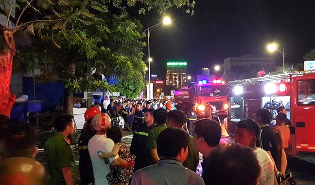 Nha 4 tang chay ngun ngut, dan dung xem kin duong, giao thong ach tac