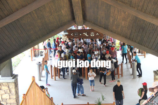 Du khách nườm nượp đến Phú Quốc, nhiều người vật vã tại các nhà hàng - Ảnh 3.