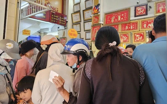 Người dân xếp hàng đợi bán vàng ra.