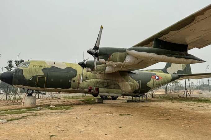 Máy bay C-130 được trưng bày bên ngoài bảo tàng