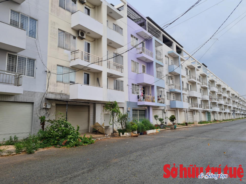 &nbsp;Cách đó không xa, tại đường Lê Duẩn (phường Hoà Phú), một dự án nhà phố đã hoàn thiện được hàng chục căn nhà nhưng vắng người ở, thuê. Hàng dài căn nhà đóng cửa kín mít, dán bảng cho thuê hoặc bán nhưng không ai đoái hoài.