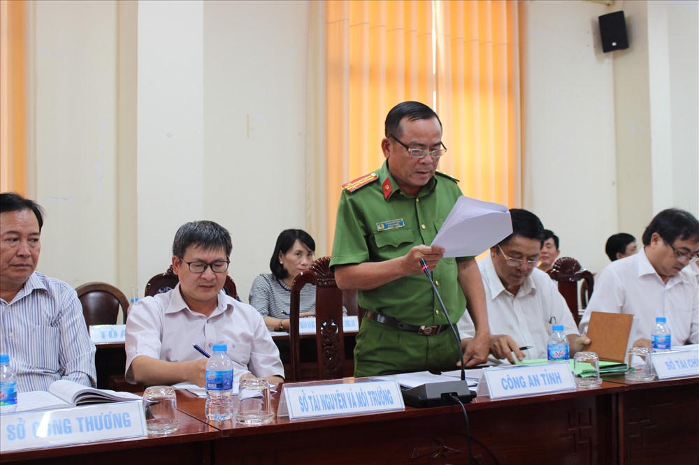 Đại diện Công an tỉnh Long An thông tin về vụ án trong một cuộc họp báo.