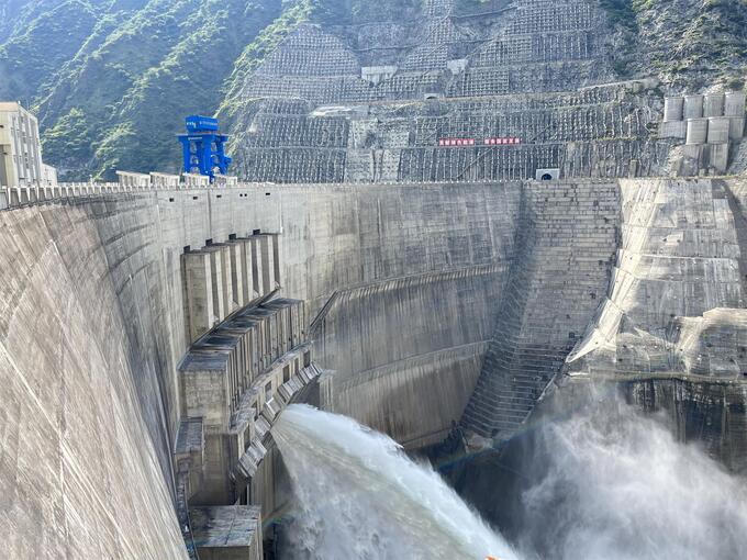 Nhà máy thuỷ điện Lưỡng Hà Khẩu nằm ở độ cao trung bình 3.000m so với mặt nước biển