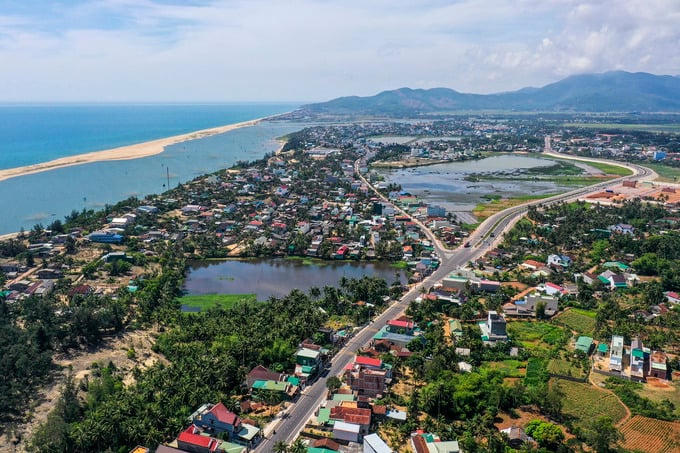 Tuyến đường như dải lụa kết nối những làng chài ven biển nơi đây