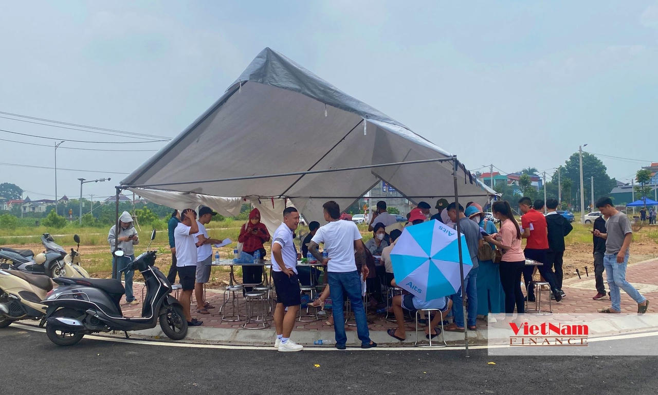 Trúng đấu giá đất Phúc Thọ - Hà Nội: Ra khỏi 'sàn', bán cọc chênh cả 300 triệu