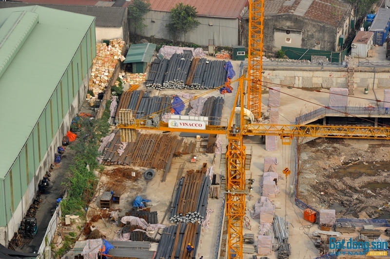 Hà Nội: Gần UBND quận Hoàng Mai, công trình rộng hơn 14.000m2 không phép vẫn xây dựng rầm rộ 