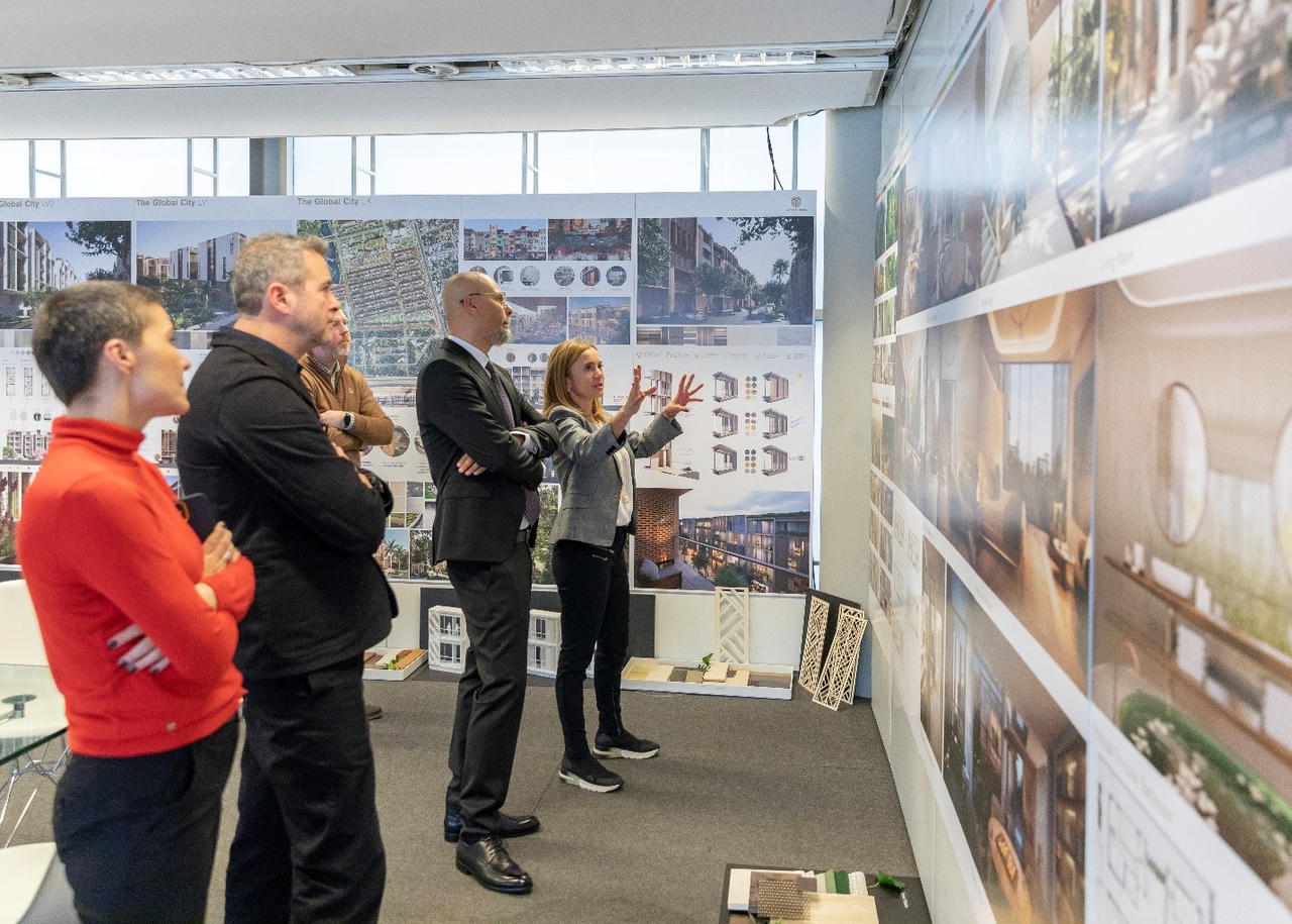 Ông Youssef Akila, Giám đốc Khối Thiết kế Masterise Homes cùng các kiến trúc sư của Foster+Partners thảo luận tại trụ sở Foster+Partners tại London. Ảnh: Masterise Homes &nbsp;