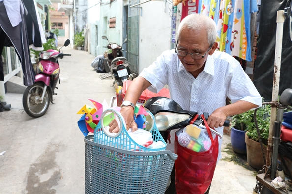  Giua Sai Gon nao nhiet co cu ong ngoi ban ‘ve ve tuoi tho’