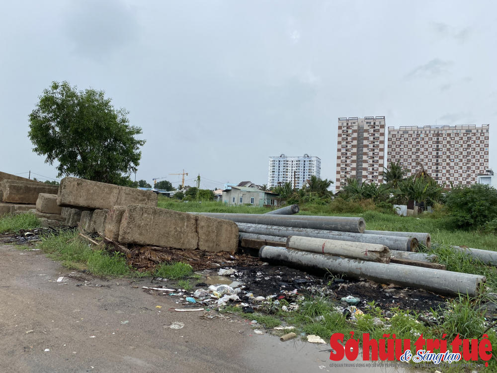 &nbsp;Vật liệu chất đống, máy móc ngổn ngang.