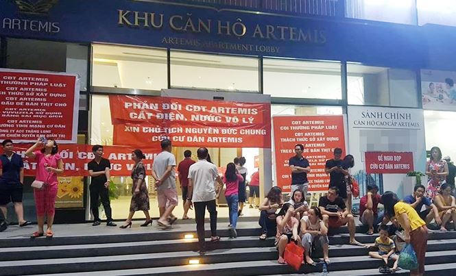 Tối 21/10, hàng trăm cư dân chung cư cao cấp Artemis căng băng rôn phản đối chủ đầu tư cắt nước vô lý. 