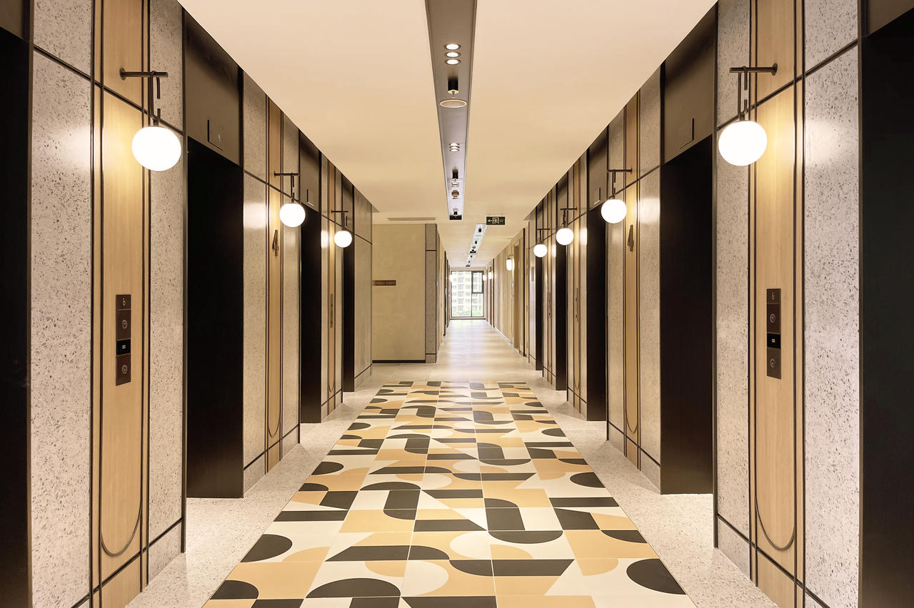 Sảnh thang máy dự án LUMIÈRE Boulevard thị trường TP.HCM đánh giá là “đẹp hơn phối cảnh”. Dự án cũng ghi điểm khi sở hữu tỉ lệ thang máy lý tưởng 2 – 2.6 căn/thang giúp cư dân di chuyển nhanh chóng.