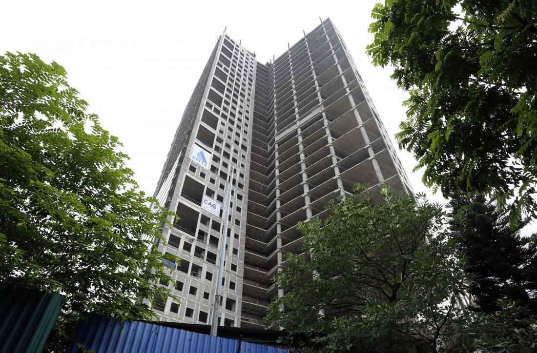 Các hạng mục công trình bị phơi mưa phơi nắng dần xuống cấp theo thời gian. Khu vực văn phòng điều hành dự án vắng vẻ, ngổn ngang gạch đá, vật liệu xây dựng dù trong giờ làm việc. Công trường thi công dự án vắng bóng nhân công, trông giống như một bãi đất hoang. Ảnh: Vietnambiz.vn &nbsp;