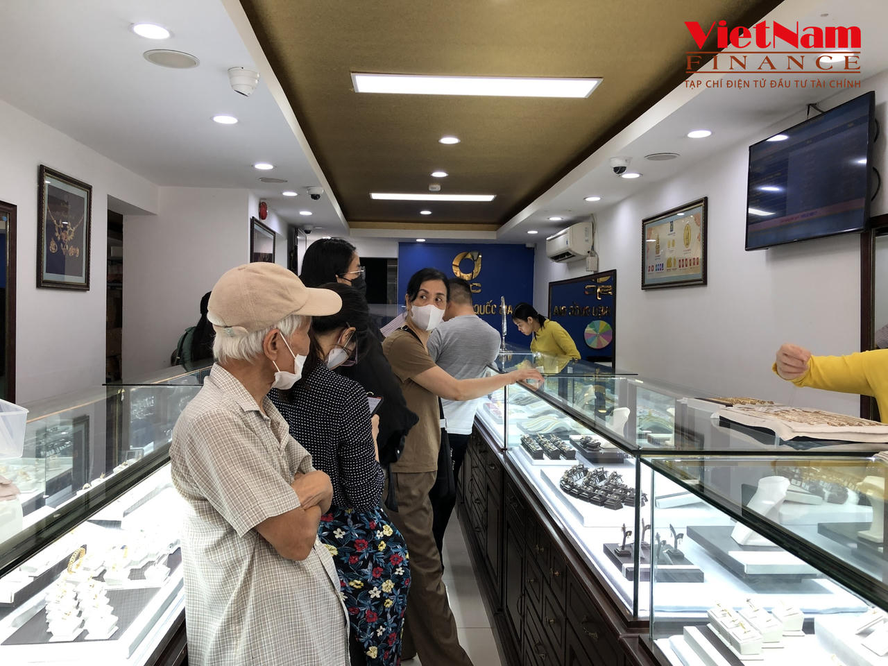 Giá vàng miếng liên tục giảm, dân ôm vàng giá bình ổn lỗ nặng