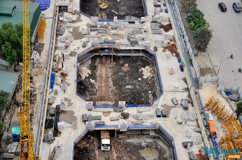 Hà Nội: Gần UBND quận Hoàng Mai, công trình rộng hơn 14.000m2 không phép vẫn xây dựng rầm rộ 